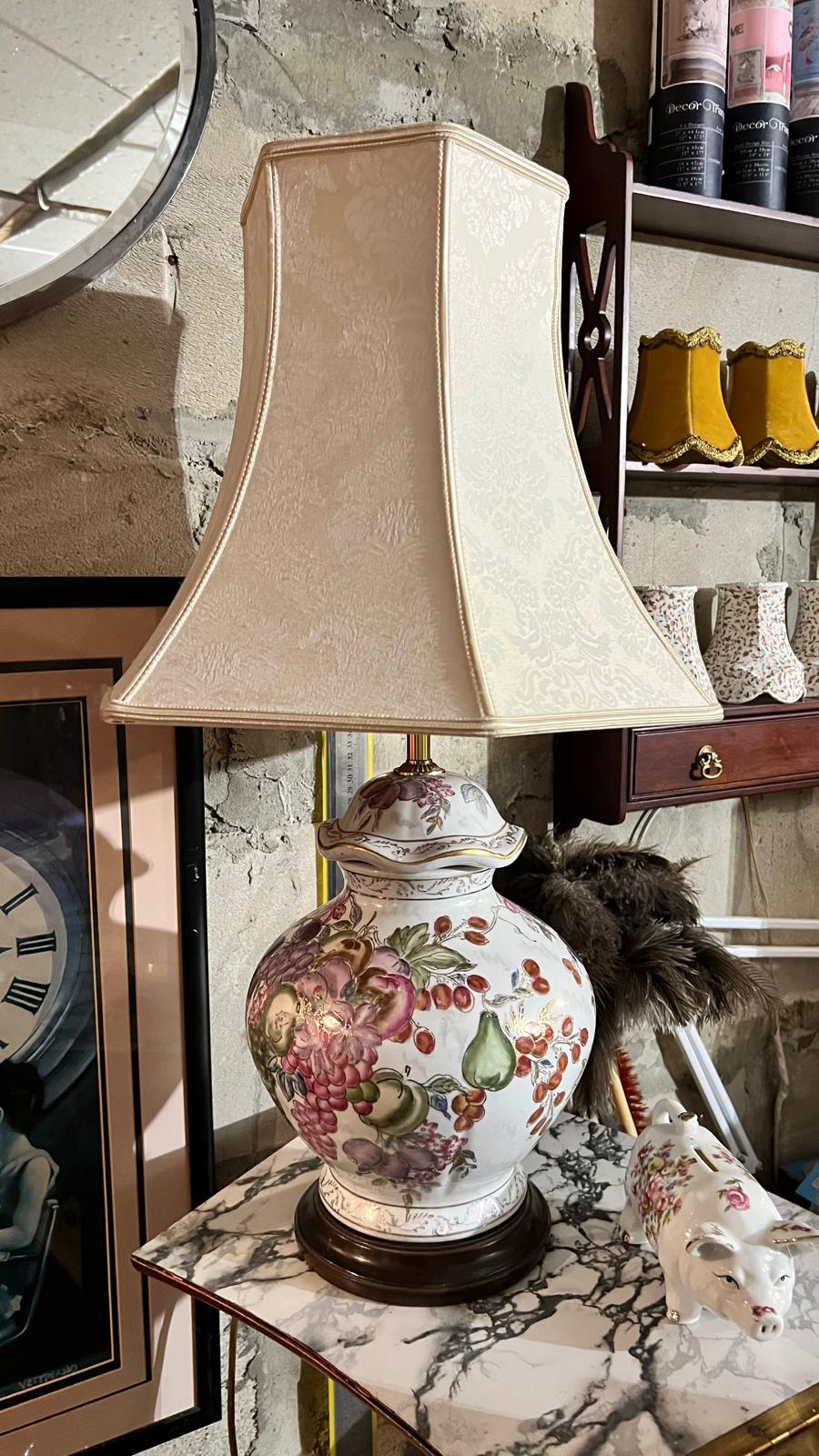 Decorative ceramic table lamp