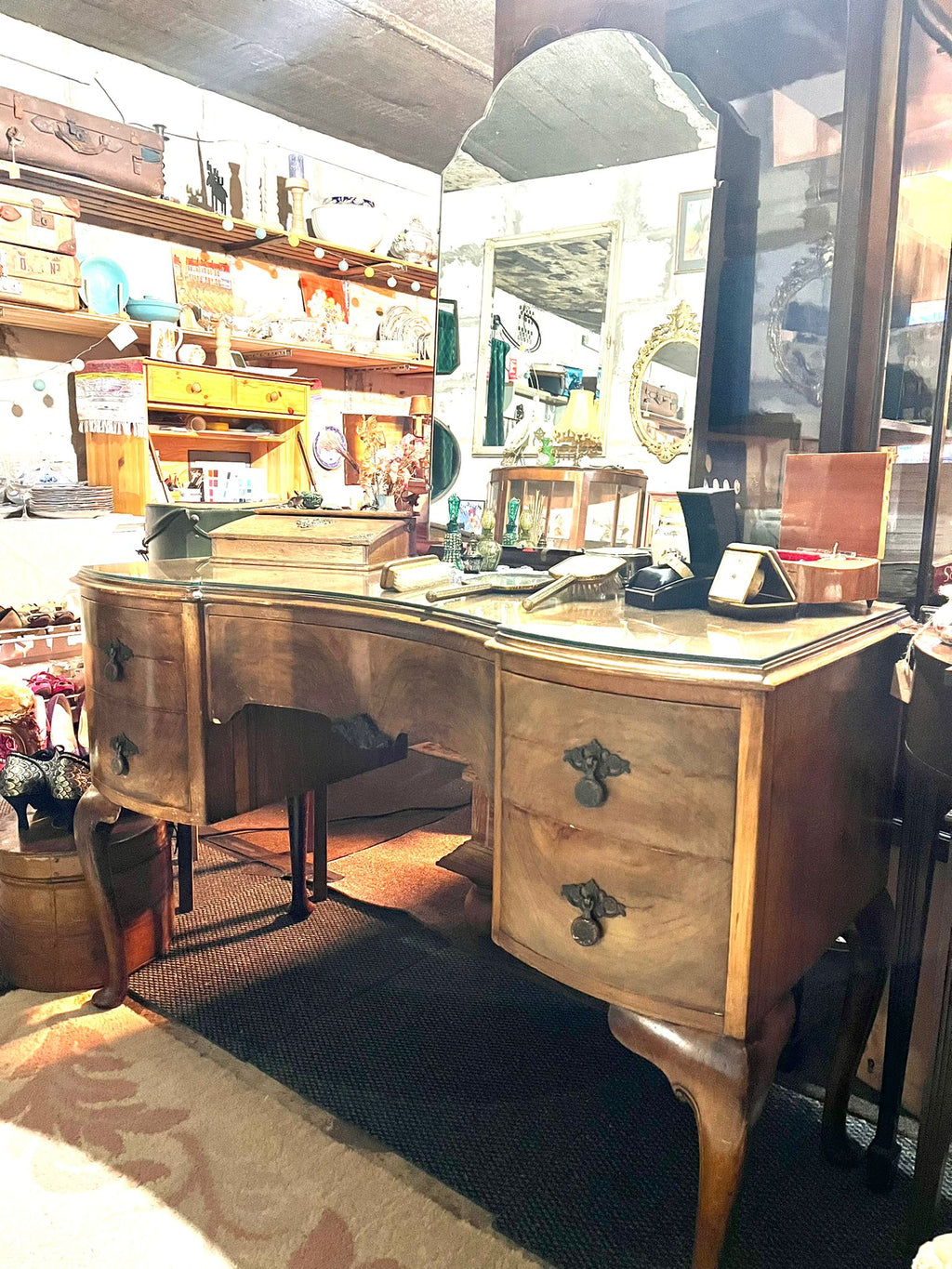 Antique walnut veneer dressing table with mirror