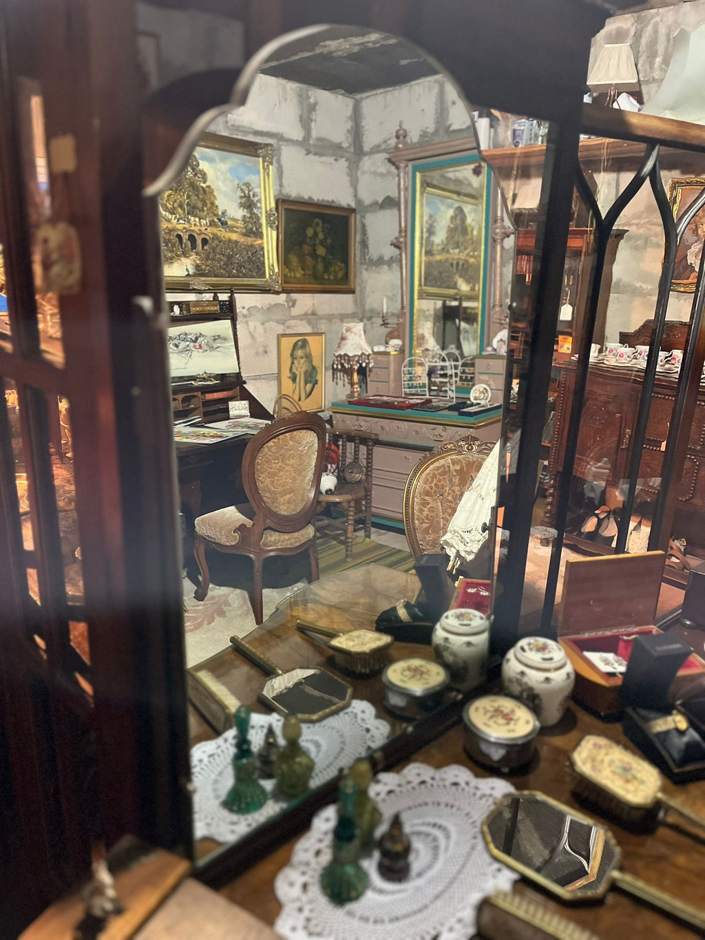 Antique walnut veneer dressing table with mirror