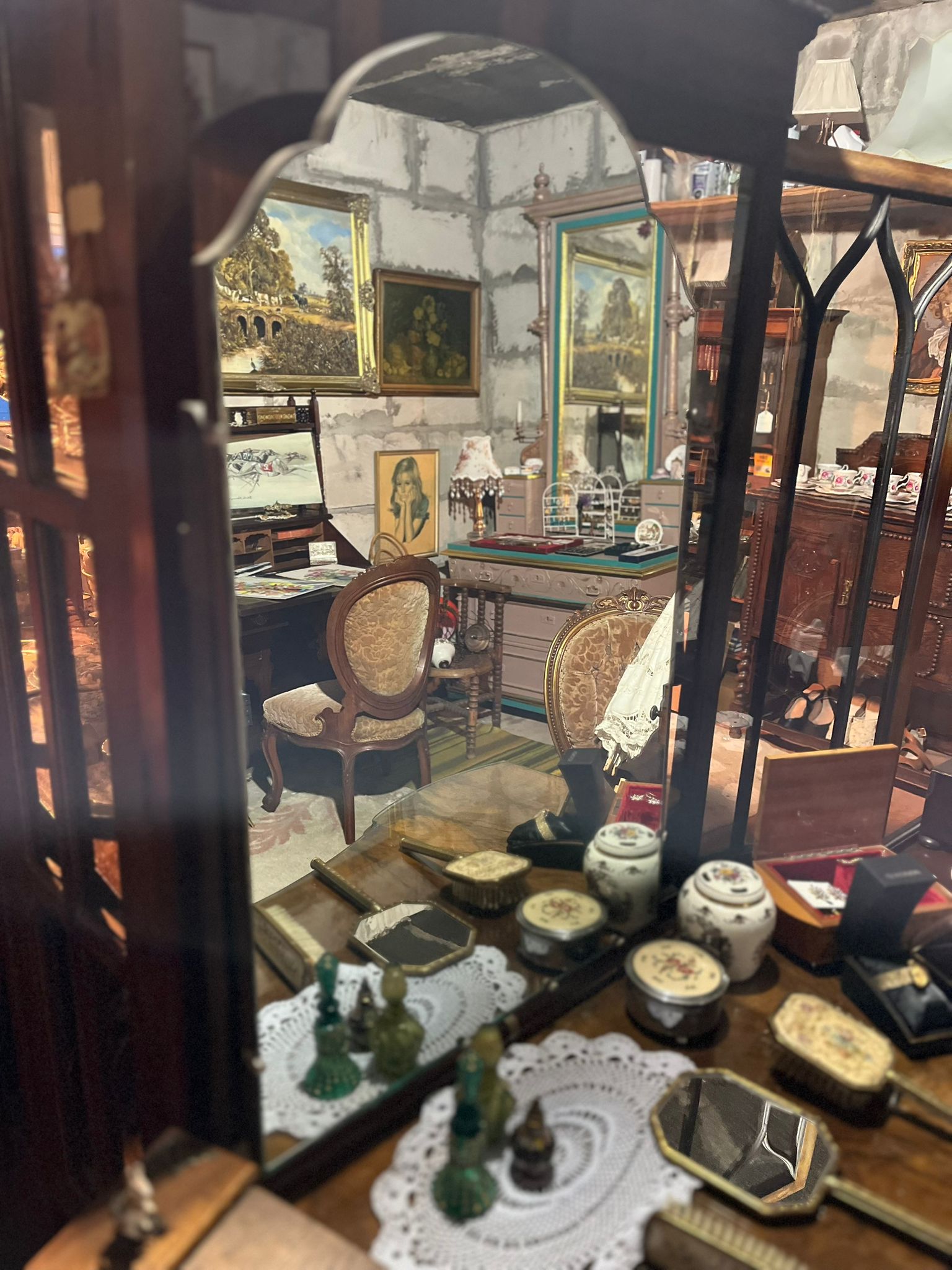 Antique walnut veneer dressing table with mirror