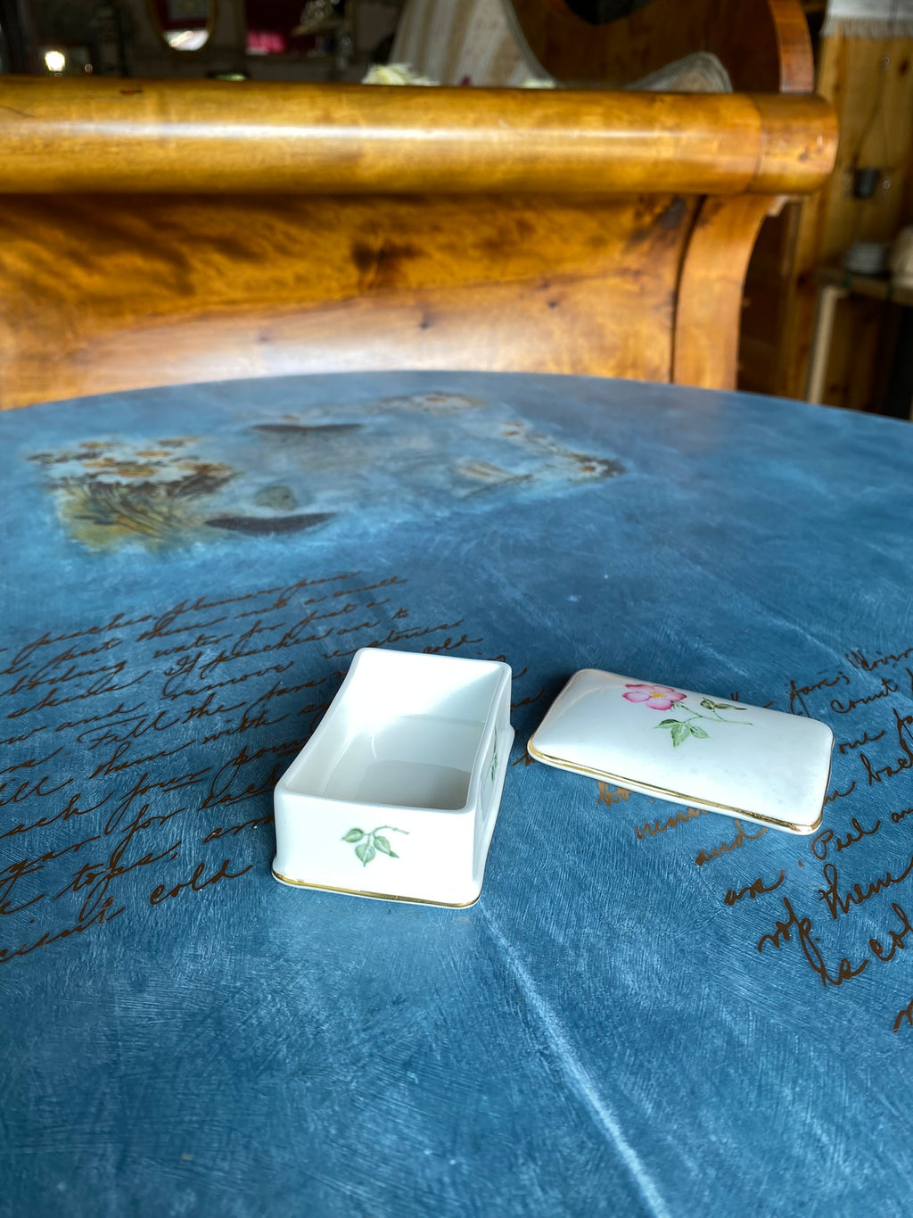 English porcelain jewelry box – “Wild Rose”