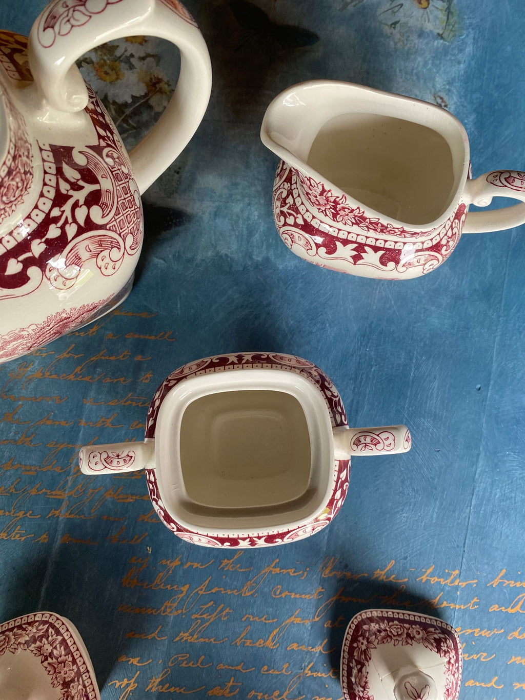 Винтажный чайный сервиз Staffordshire “Cambridge Old England” с красным узором.