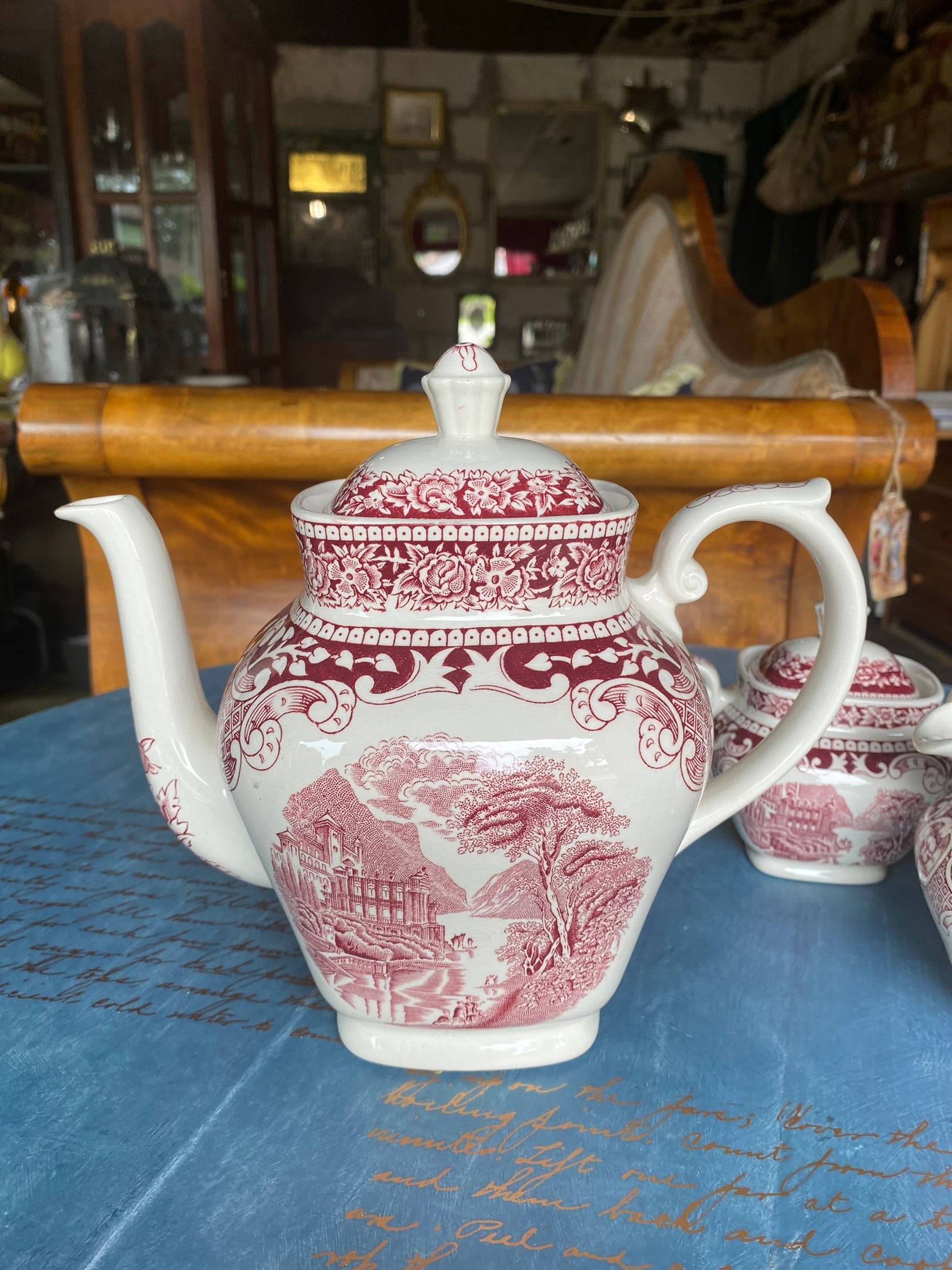 Винтажный чайный сервиз Staffordshire “Cambridge Old England” с красным узором.