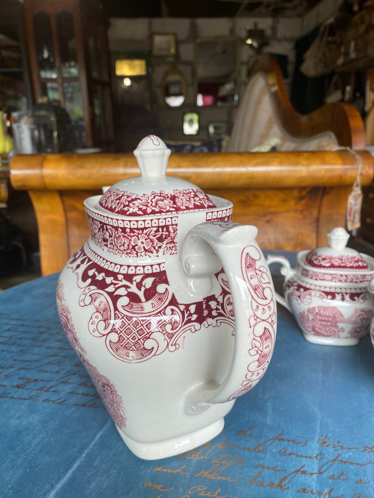 Винтажный чайный сервиз Staffordshire “Cambridge Old England” с красным узором.