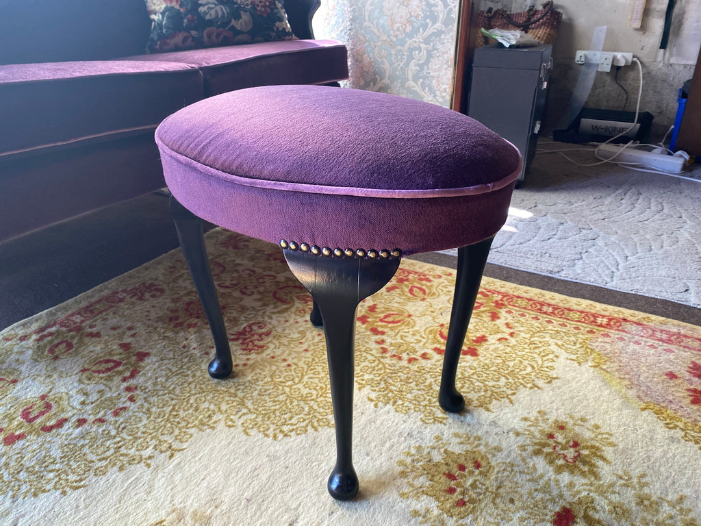 Elegantne lillat tooni sametist taburet