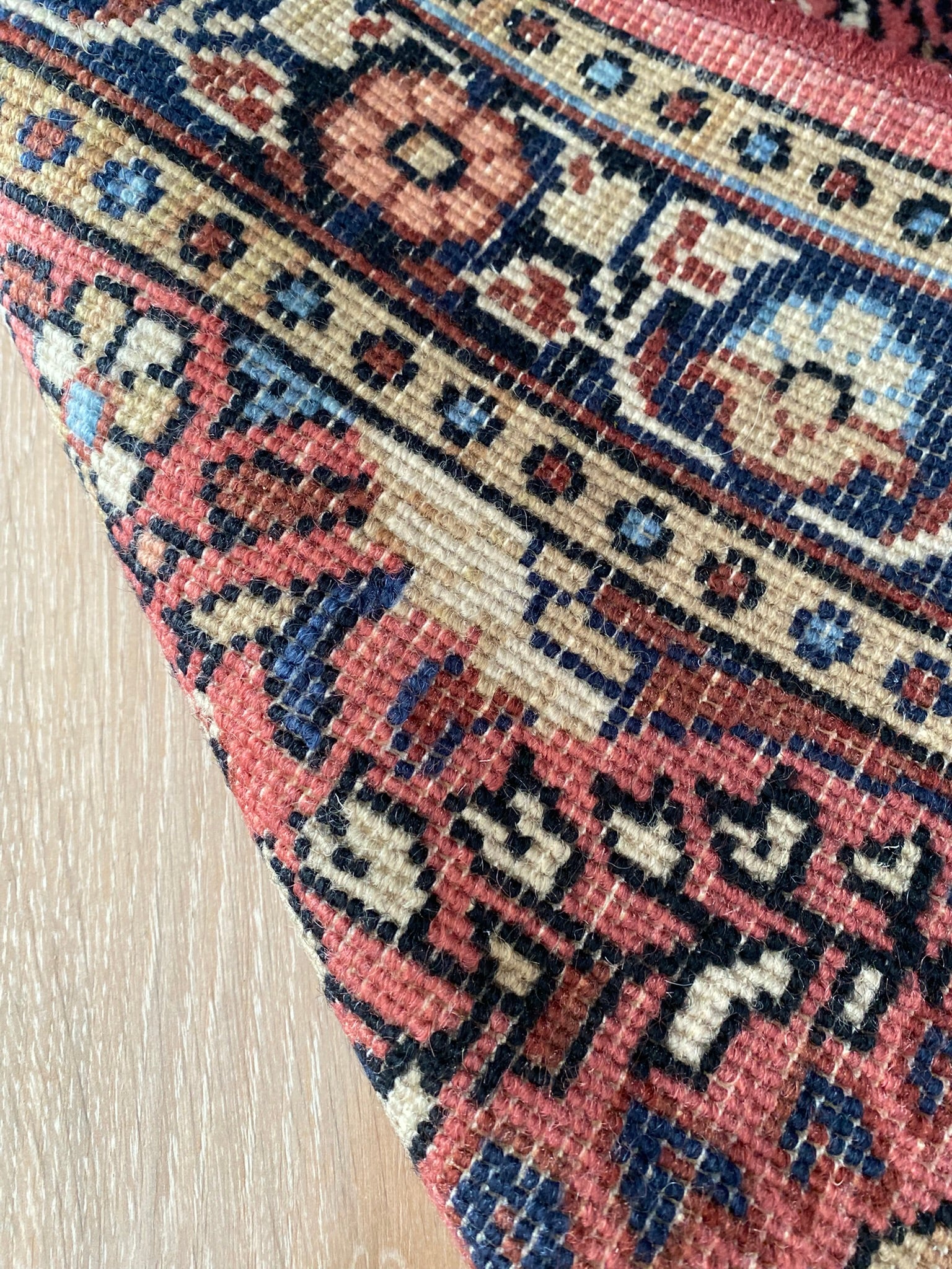Käsitsisõlmitud Sarouki vaip