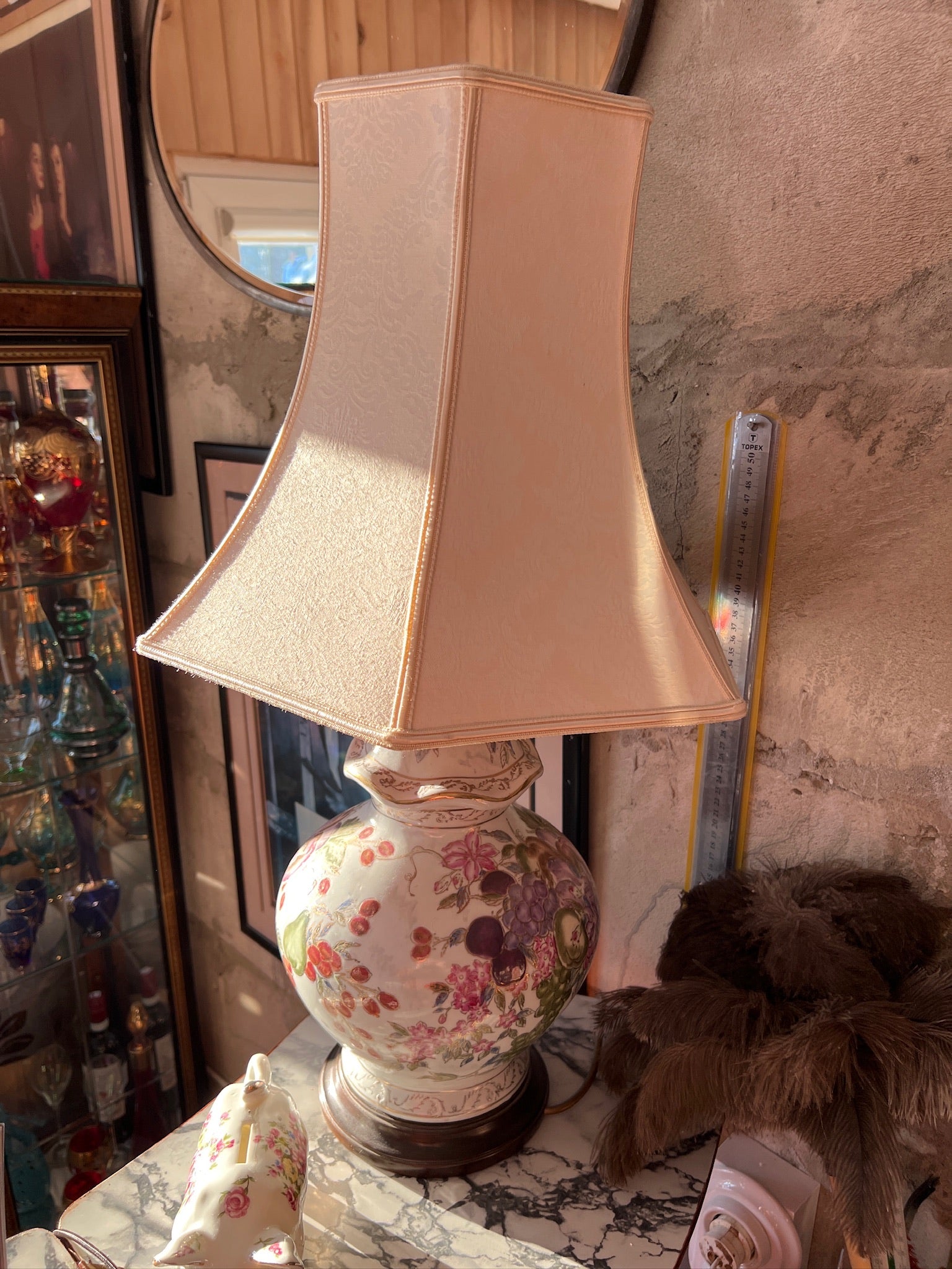 Decorative ceramic table lamp