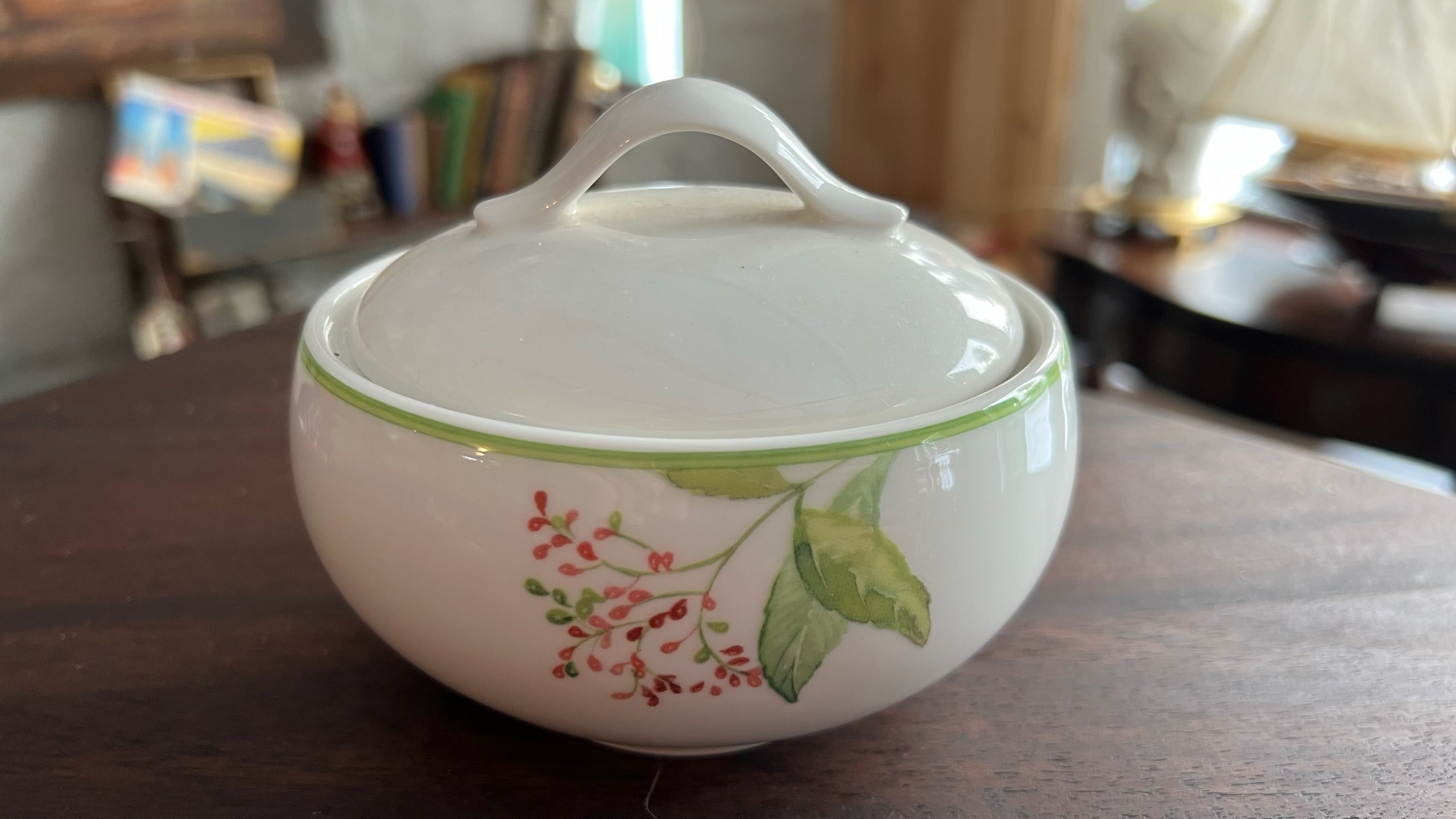 Villeroy & Boch bowl with lid (fine porcelain)