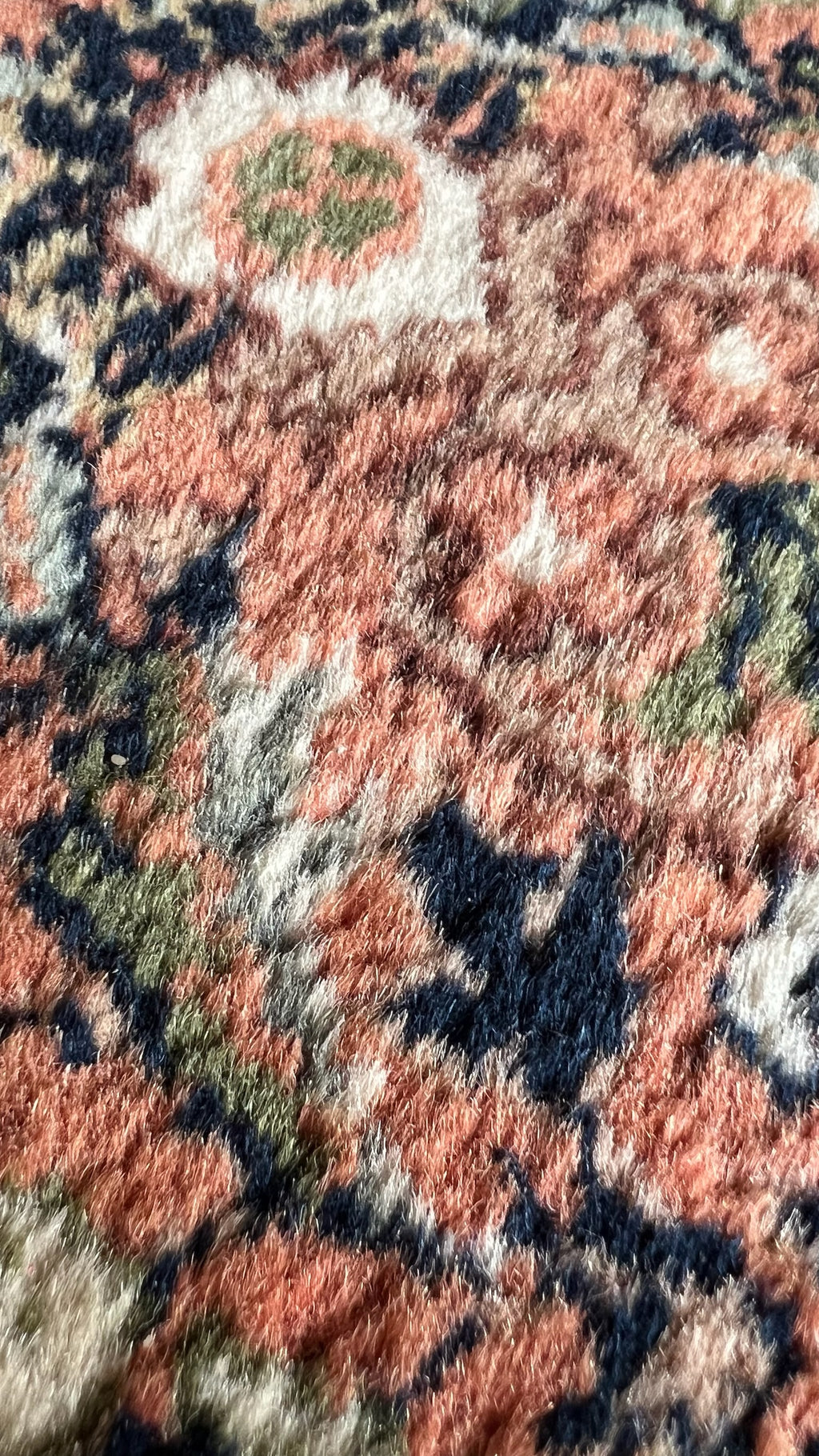Hand-knotted Saroucki style rug – India