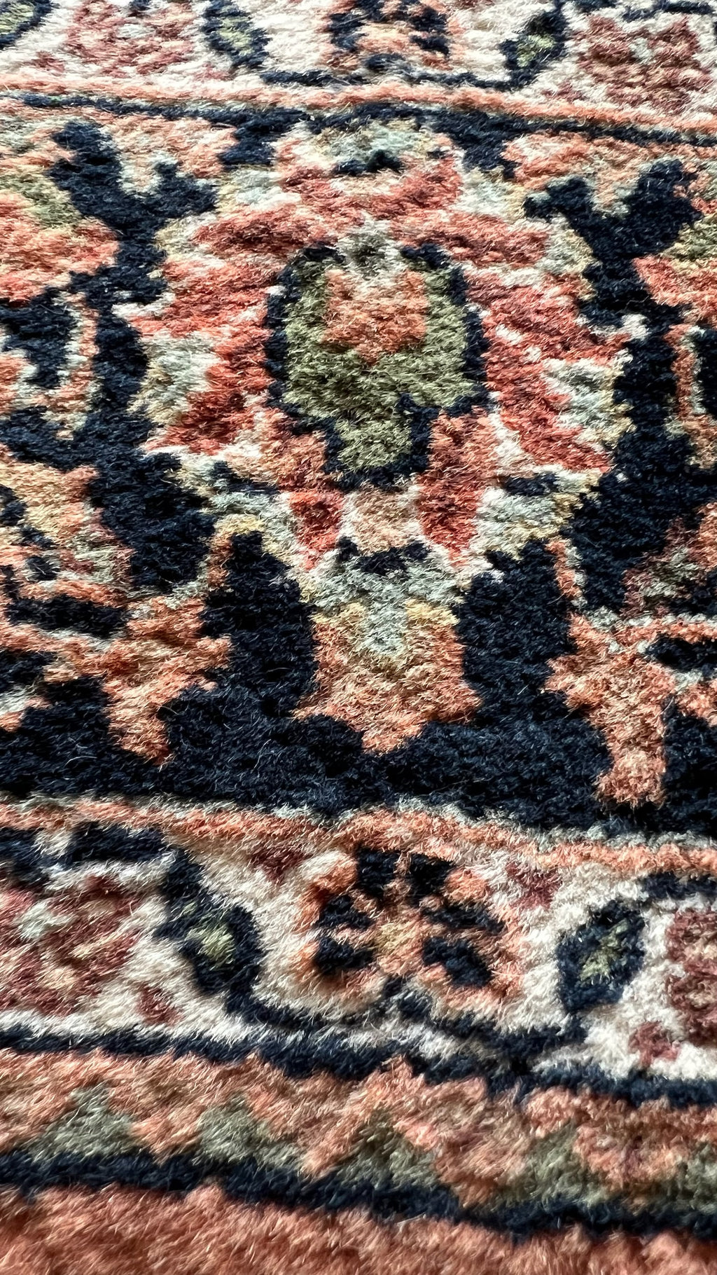 Hand-knotted Saroucki style rug – India