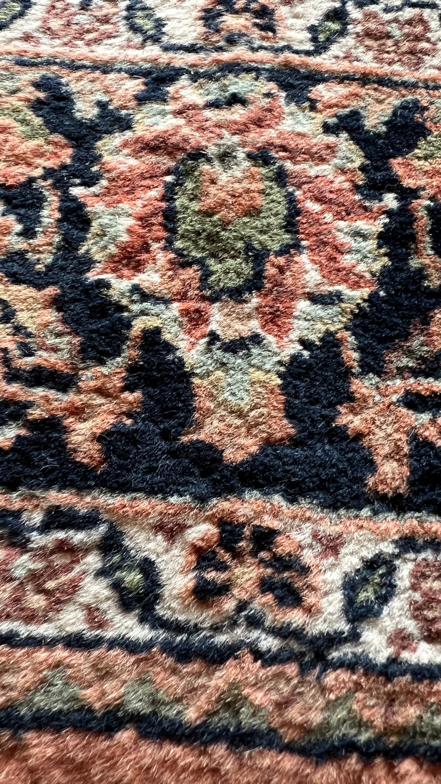 Hand-knotted Saroucki style rug – India