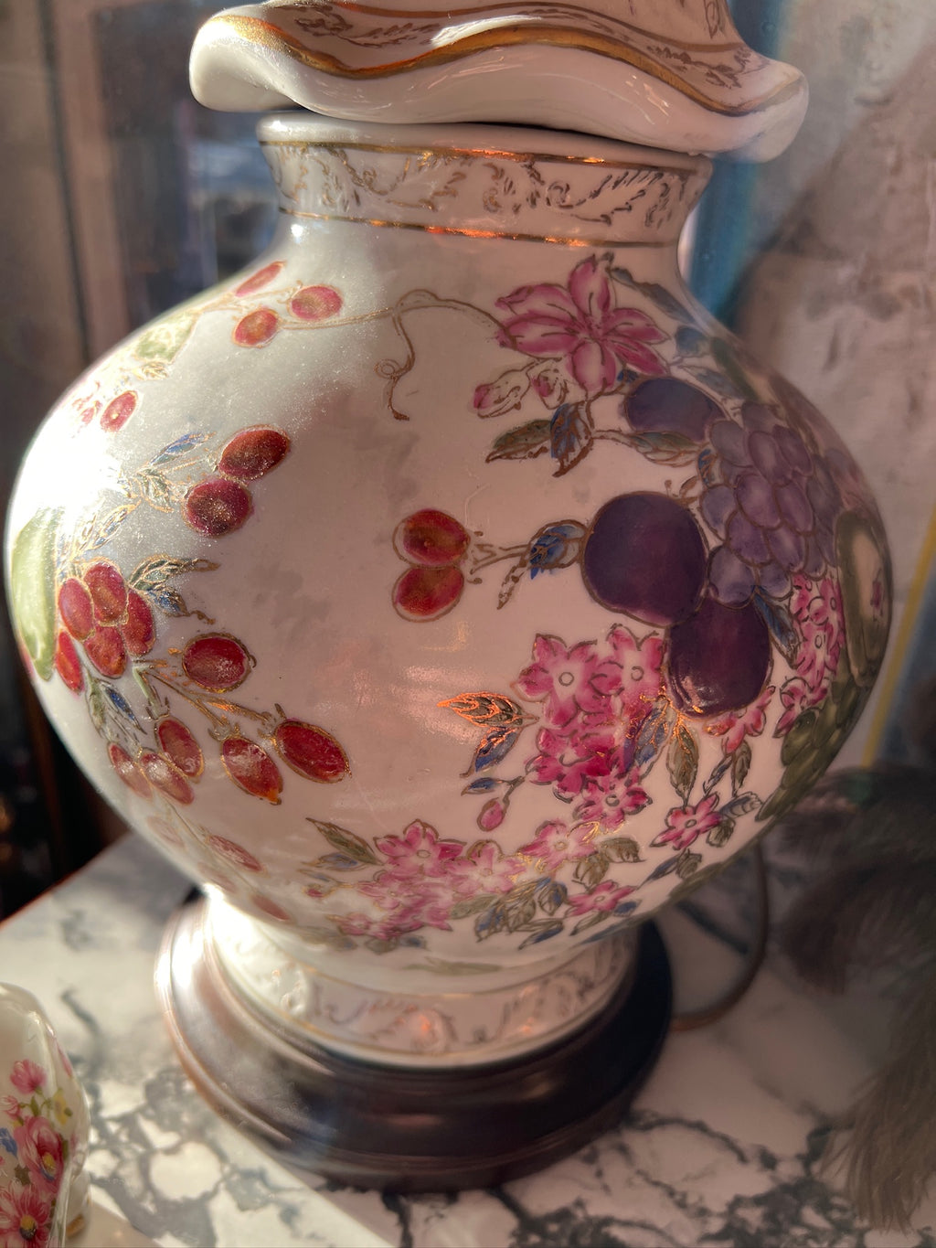 Decorative ceramic table lamp