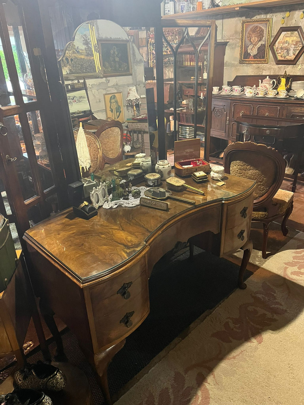 Antique walnut veneer dressing table with mirror